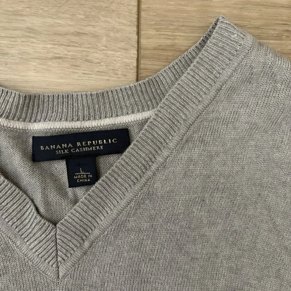 Men's BANANA REPUBLIC Gray Thin Silk & Cashmere V-Neck‎ Sweater Size L